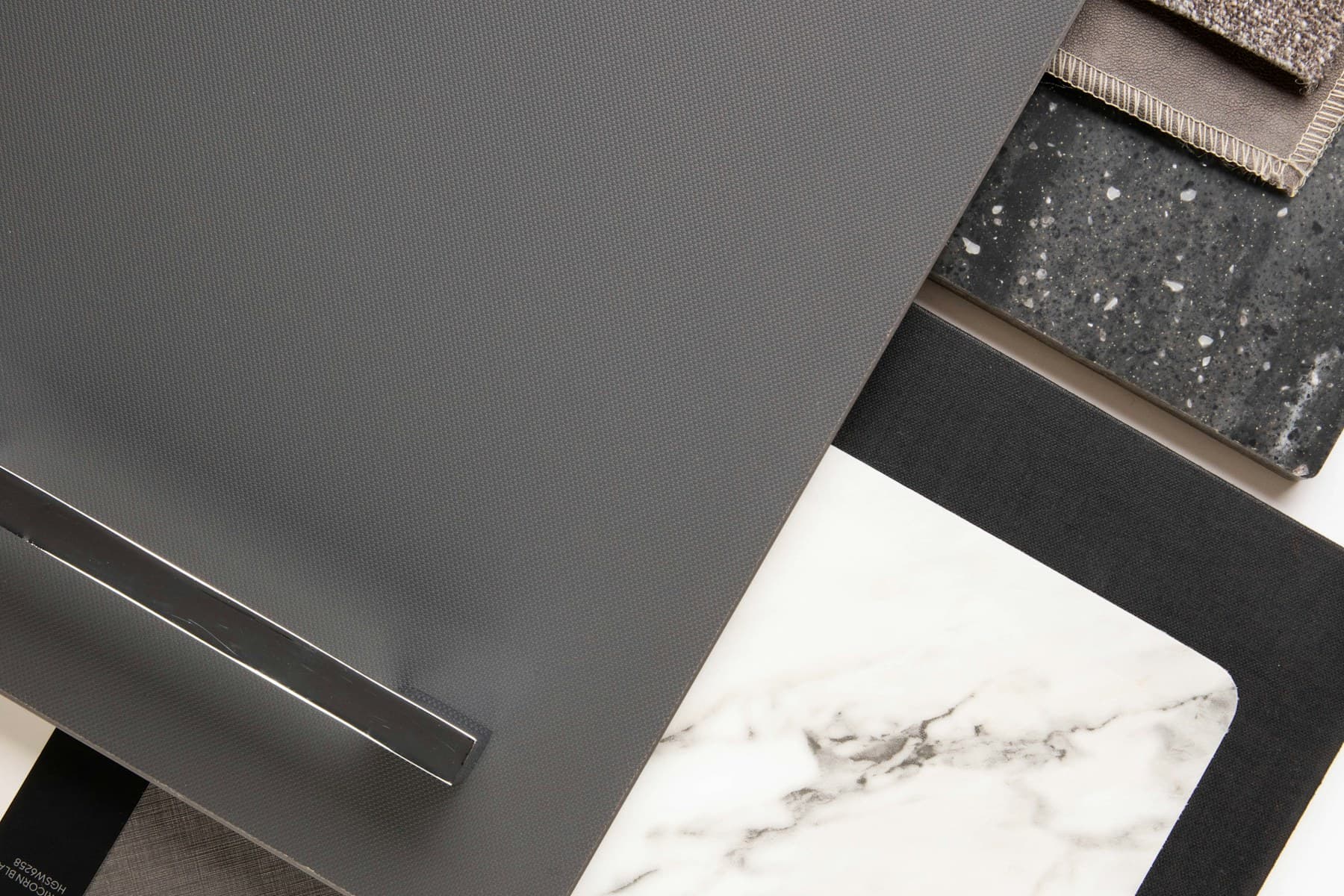 Neutral samples of matt fronts, stone and textiles